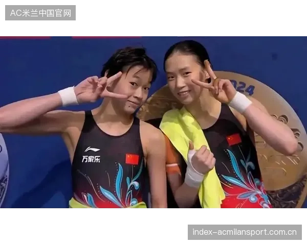 跳水双人赛动作完美，全场掌声不断